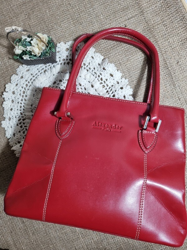 CARTERA PEQUEÑA, COLOR ROJO. CON ASAS CORTAS. MARCA ALEXANDER