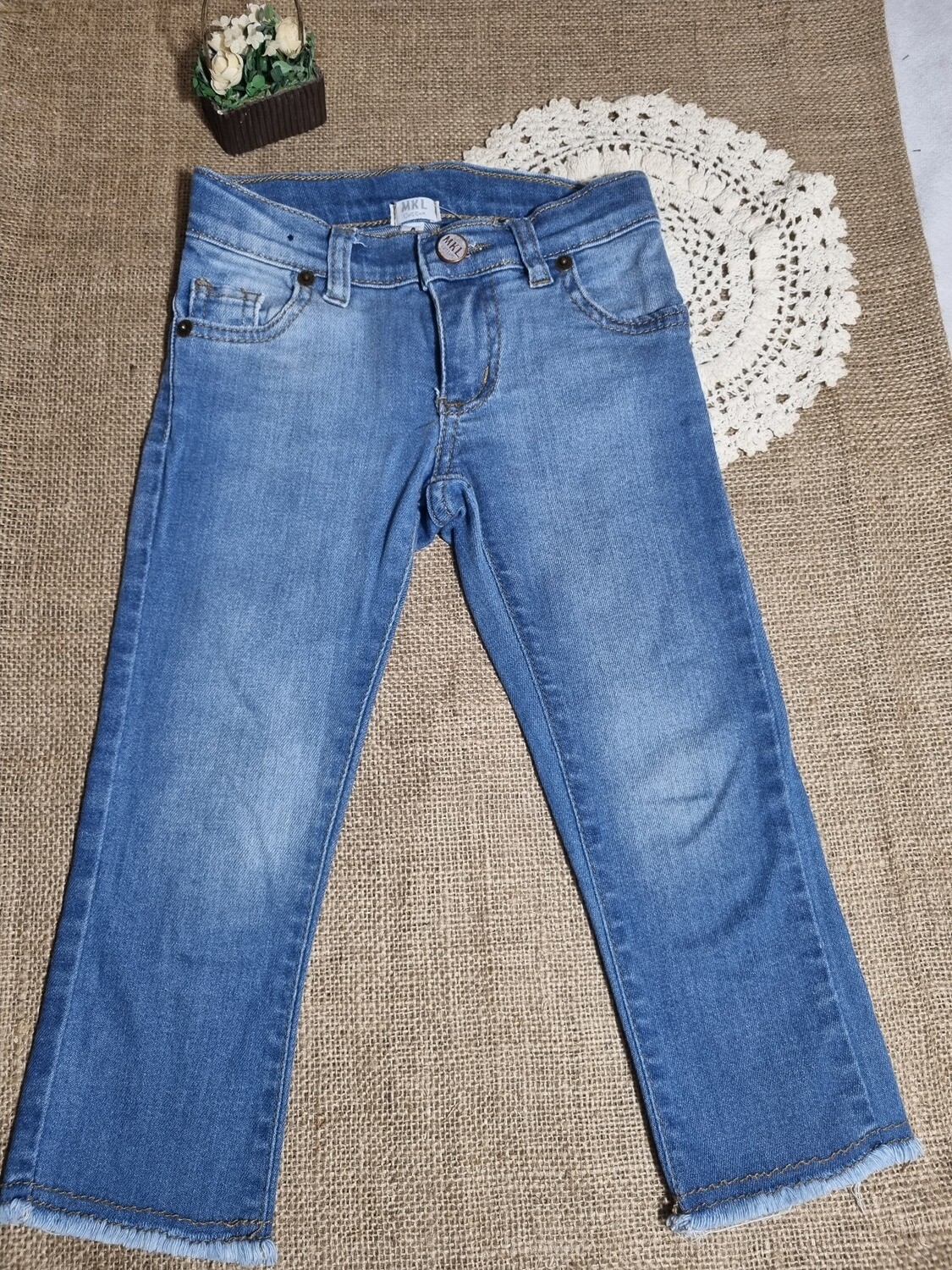 PANTALÓN DE JEAN PARA NIÑA, BAJO CON FLECOS. CHUPIN ELASTIZADO. MARCA MKL. TALLE 4