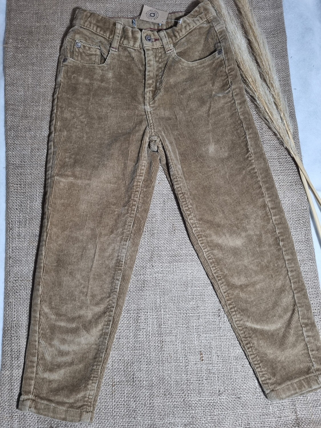PANTALÓN DE PANA ELASTIZADA PARA NIÑO. COLOR MARRÓN CLARO. TALLE 5-6.MARCA RENNER. IMPECABLE - 1 USO
