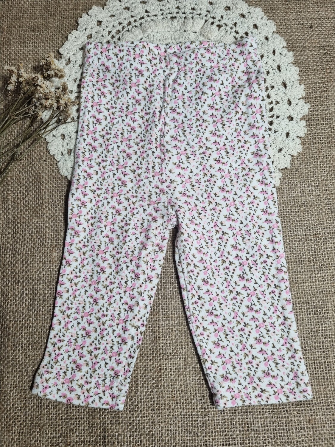 PELELE PARA BEBE RECIÉN NACIDO. MARCA HYG. BLANCO CON FLORES ROSADAS. IMPECABLE