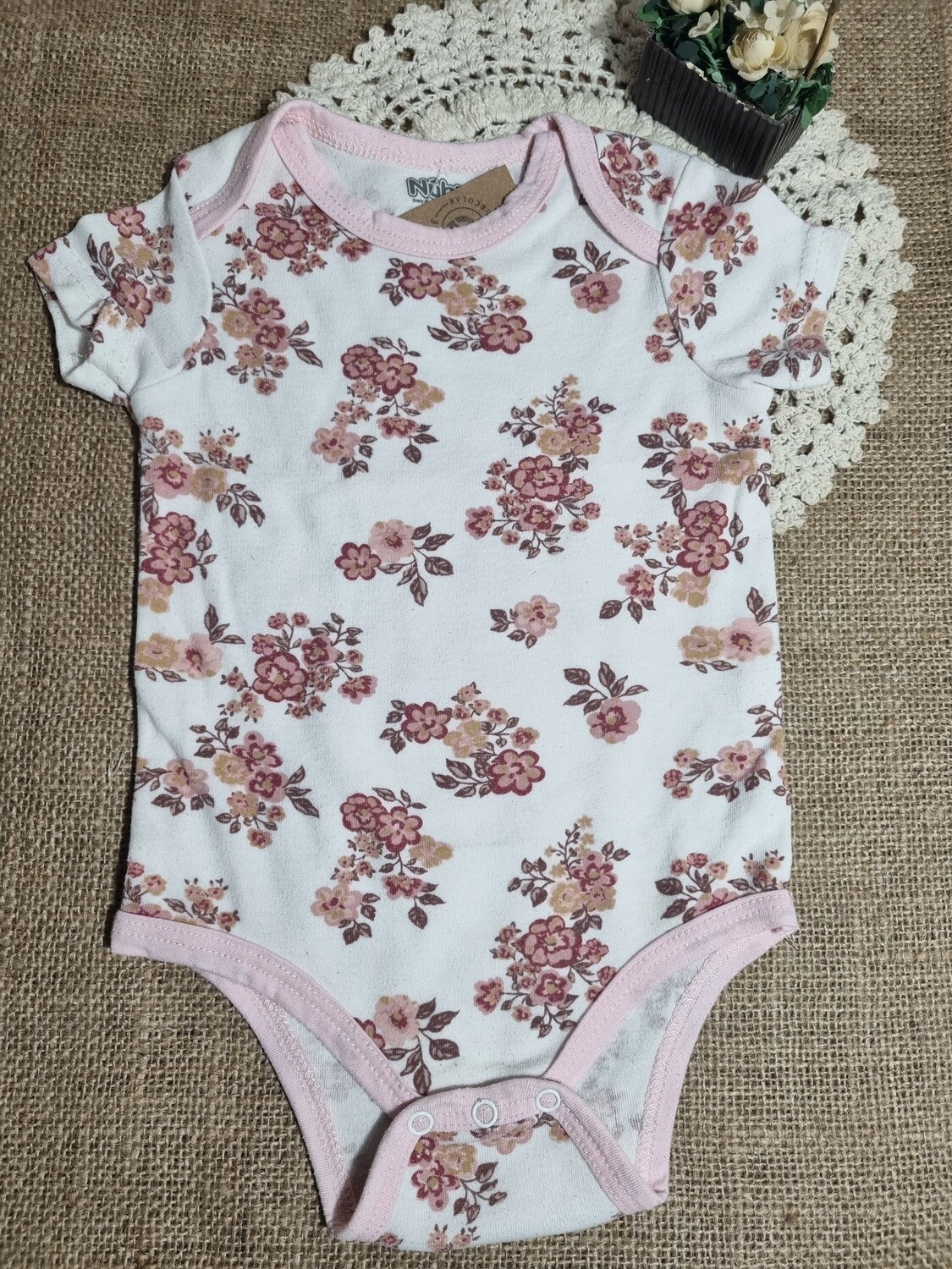BODY MANGA CORTA PARA BEBE 3-6 MESES. MARCA ÑUBY. BLANCO CON FLORES ROSAS