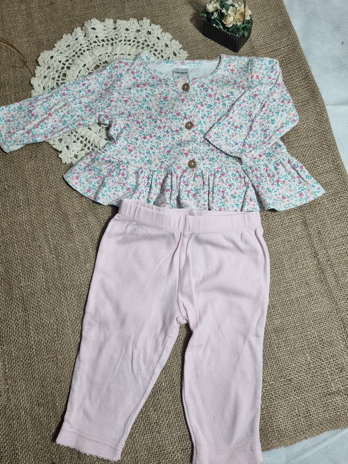 CONJUNTO PARA BEBE 3 MESES, PELELE ROSADO LISO Y SAQUITO FLOREADO , BOTONES ESTILO MADERA. MARCA CARTERS. TALLE 3 MESES