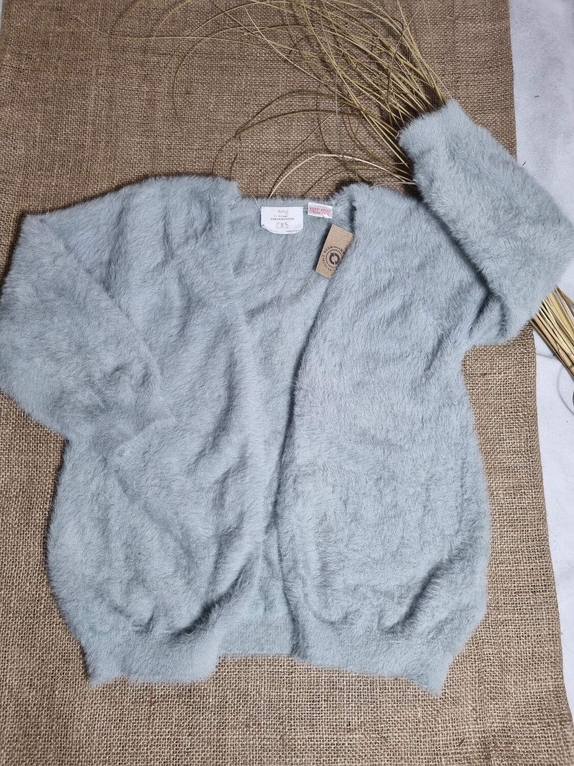 SACO CARDIGAN SIN BOTONES, PELUDO. COLOR VERDE. MARCA ZARA. TALLE 3-4. IMPECABLE