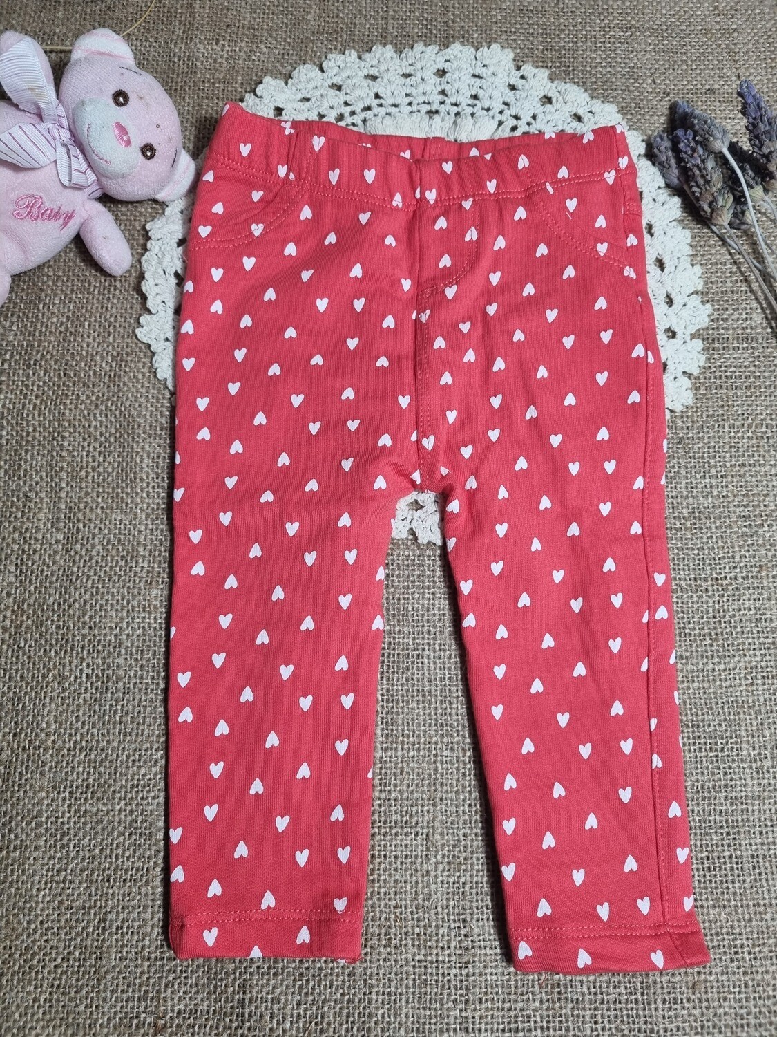 CALZA PARA BEBE 3 MESES, MARCA GUAPA. ROJA CON CORAZONES BLANCOS. IMPECABLE - SIN USO