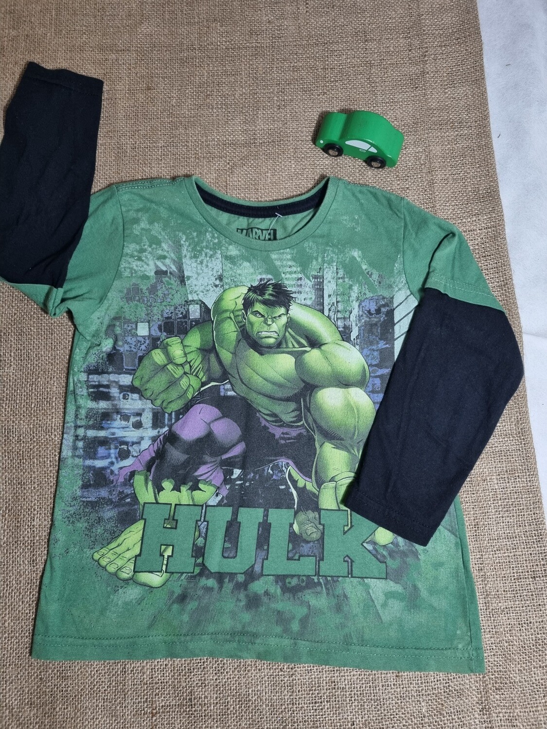 REMERA DE MANGA LARGA PARA NIÑO, DISEÑO HULK. COLOR VERDE CON MANGAS NEGRAS. TALLE 4. MARCA MARVEL
