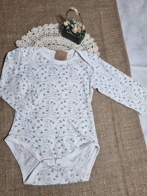 BODY MANGA LARGA PARA BEBE 6/9 MESES. BLANCO CON DISEÑOS DE AVIONES CELESTES. MARCA BRONZINI