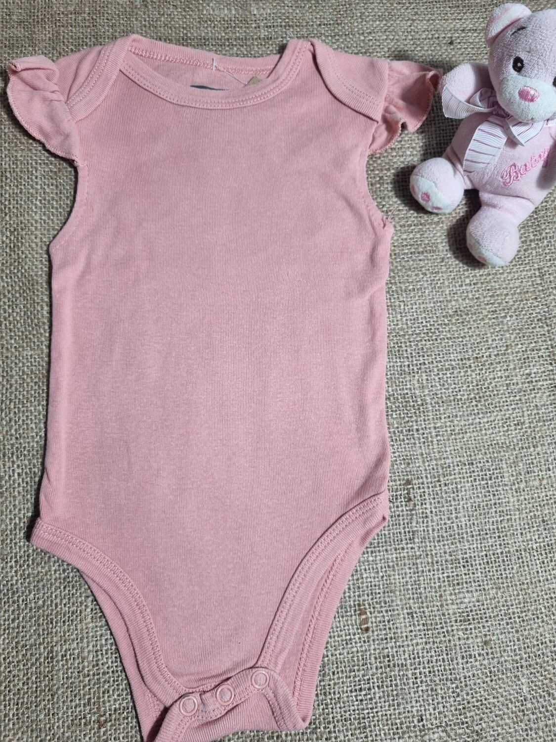 BODY MANGA CORTA PARA BEBE 6 MESES. CON VOLADITO EN MANGA. MARCA HYG