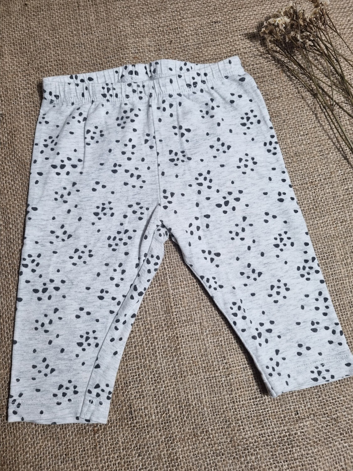 PELELE PARA BEBE 6 MESES. GRIS CON LUNARES NEGROS. MARCA BABYYAMP!