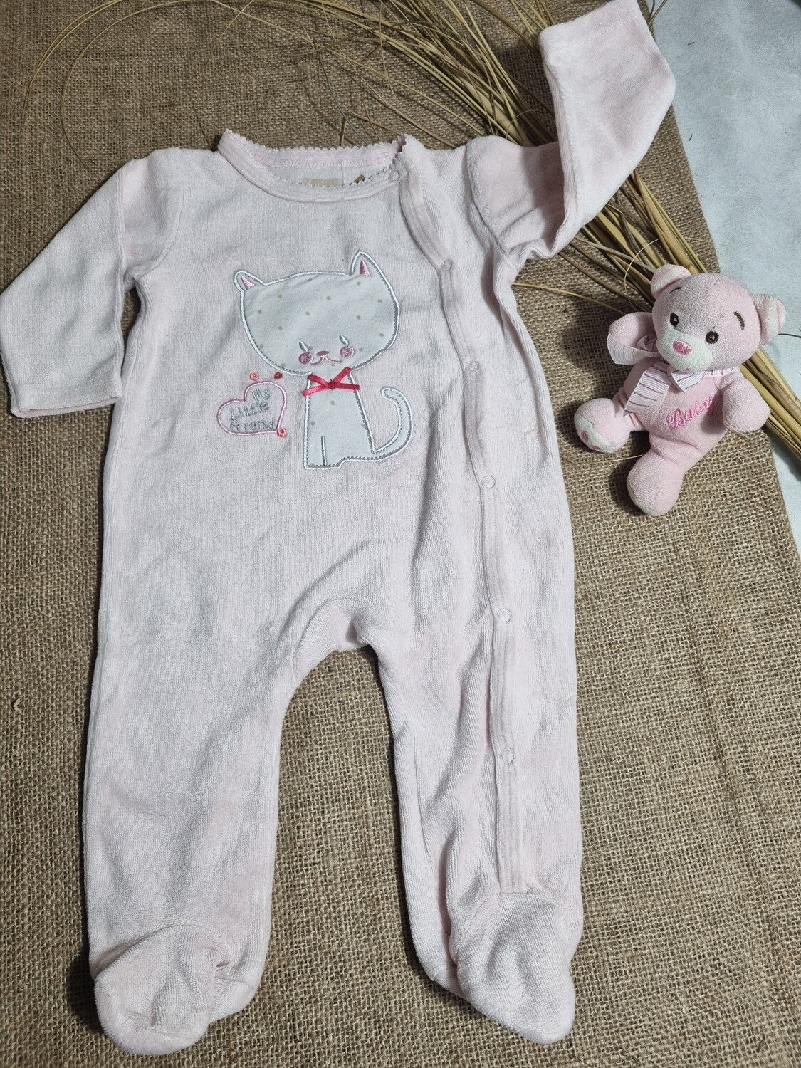 PIJAMA EN PLUSH PARA BEBE 3/6 MESES. CON BROCHES. DISEÑO DE GATITO. MARCA HYG