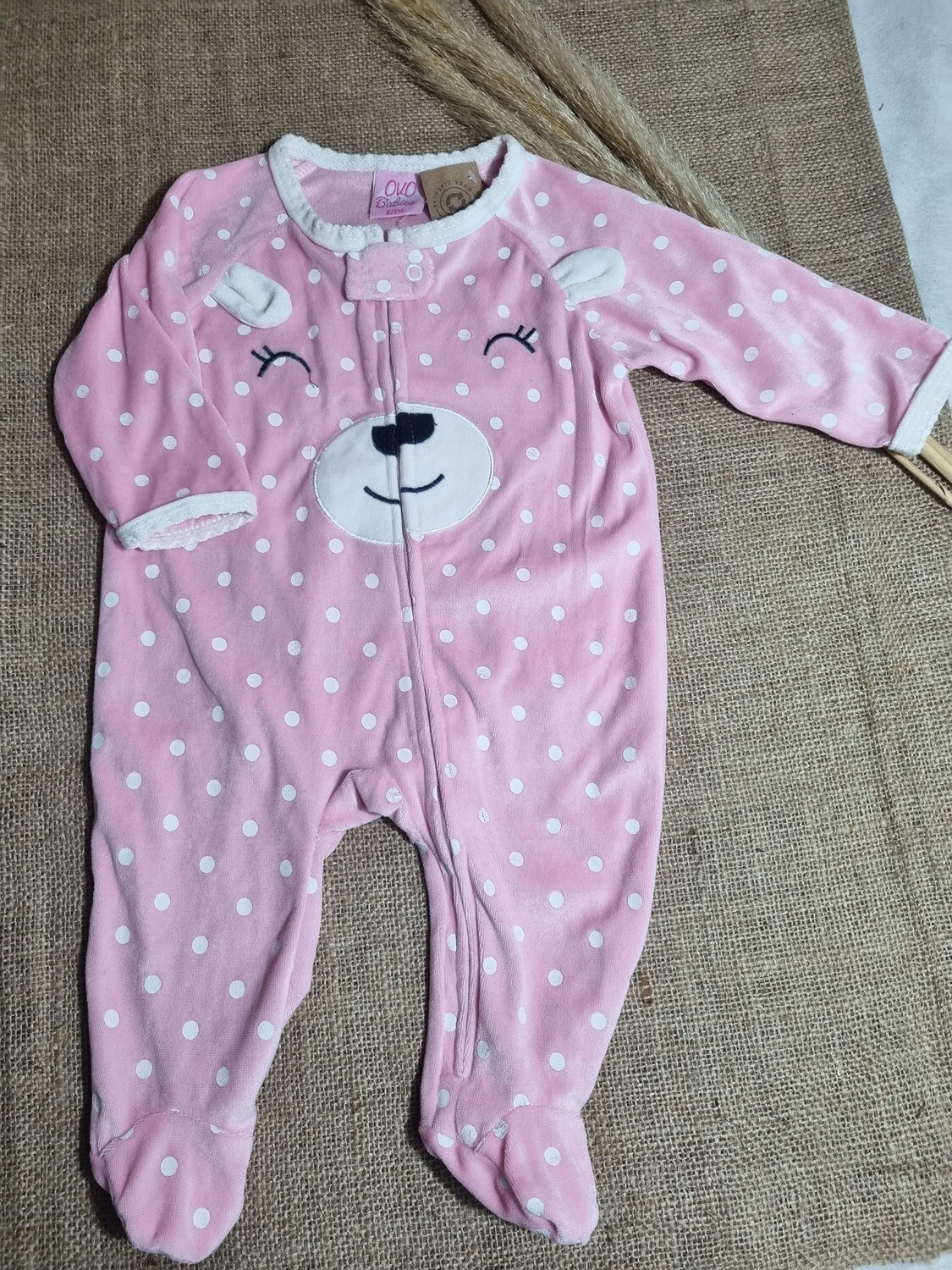 PIJAMA EN PLUSH PARA BEBE 6/9 MESES. MARCA OVO BABIES. CON DISEÑO DE CARITA Y OREJITAS EN FRENTE