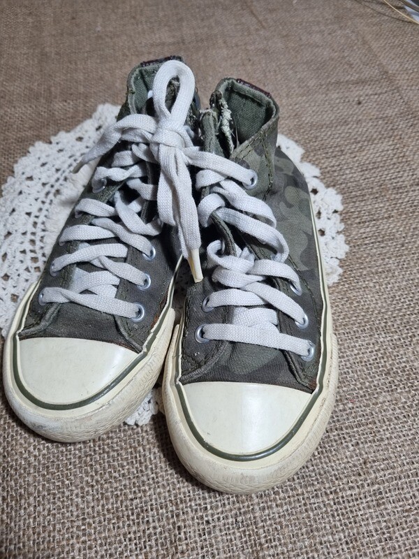 CHAMPIÓN BOTITA DE LONA CON CORDONES Y CIERRE LATRAL, MARCA MIMO, TALLE 30. CON USO/SANAS