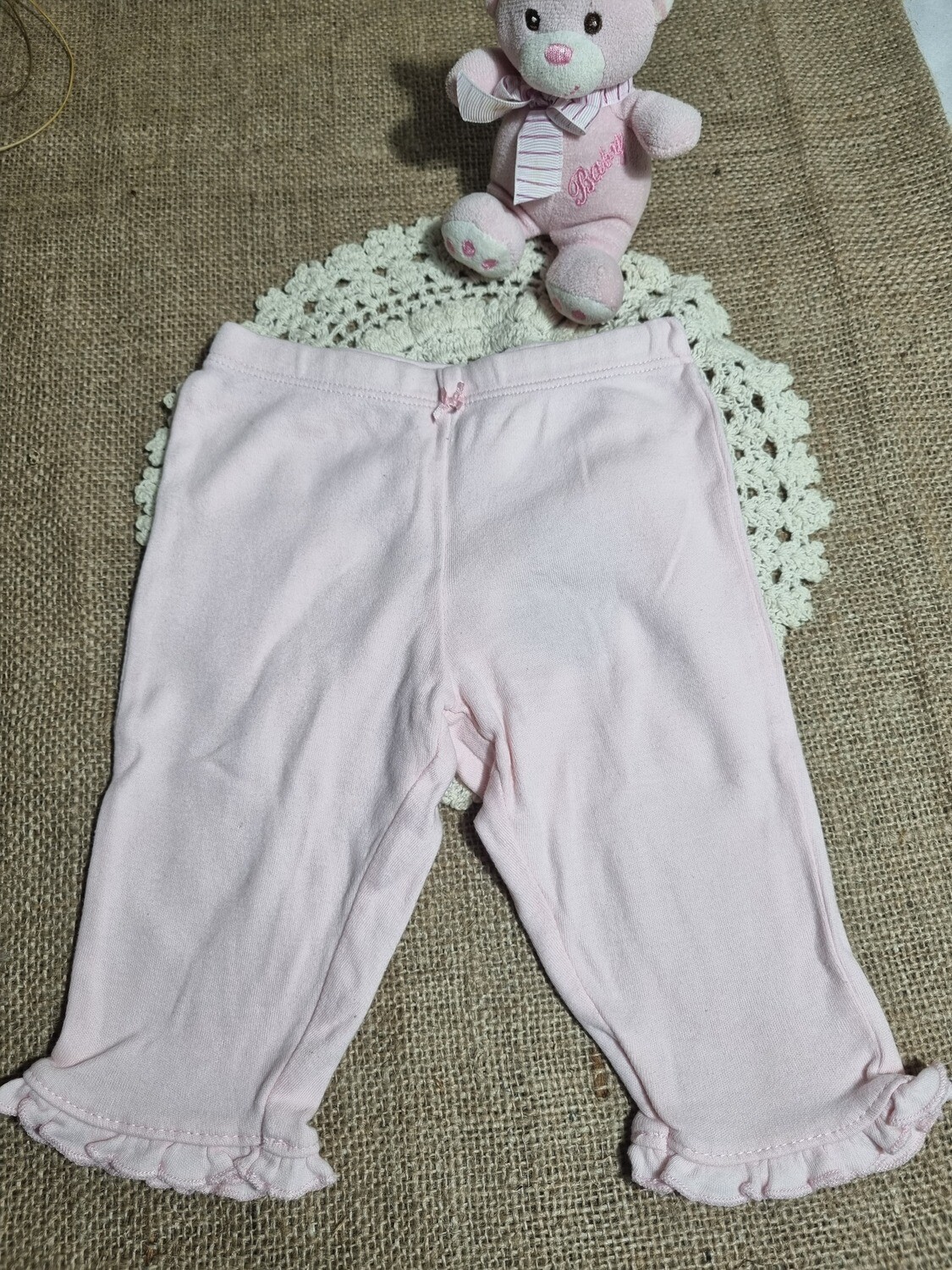 PELELE PARA BEBE 3 MESES. COLOR ROSADO CON VOLADITOS EN PUÑO. MARCA CARTERS.
