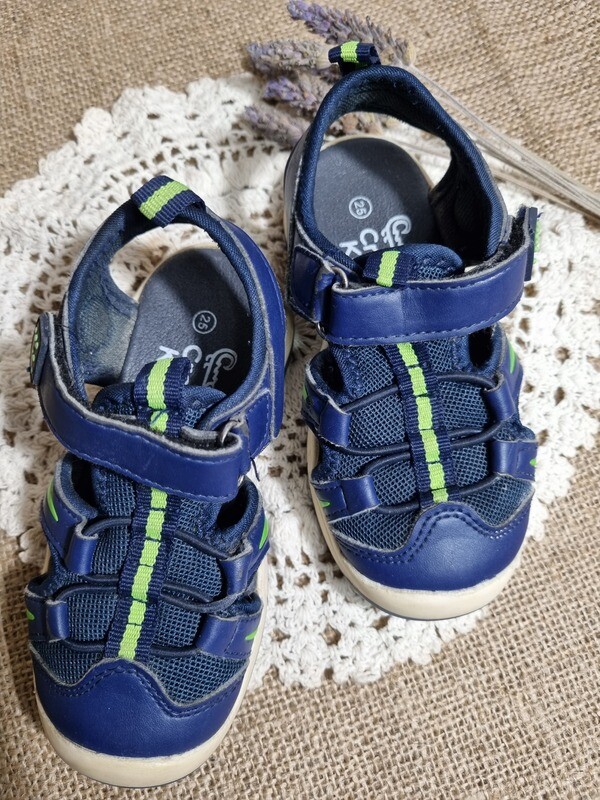 SANDALIA PARA NIÑO, COLOR AZUL CON VERDE FLUO. PULSERA CON VELCRO. TALLE 25. MARCA CROCO KIDS. IMPECABLES.