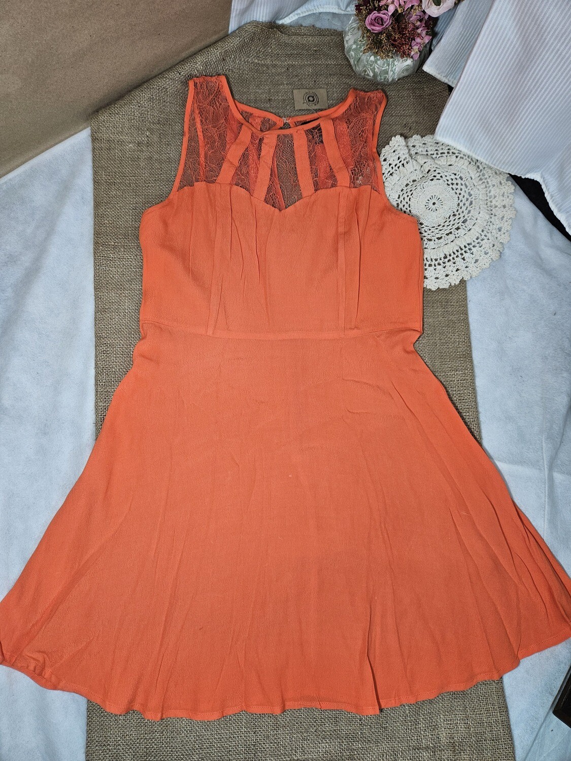 VESTIDO SIN MANGAS, COLOR ANARANJADO, CON ENCAJE EN LA PARTE SUPERIOR, MARCA FOREVER21, TALLE L