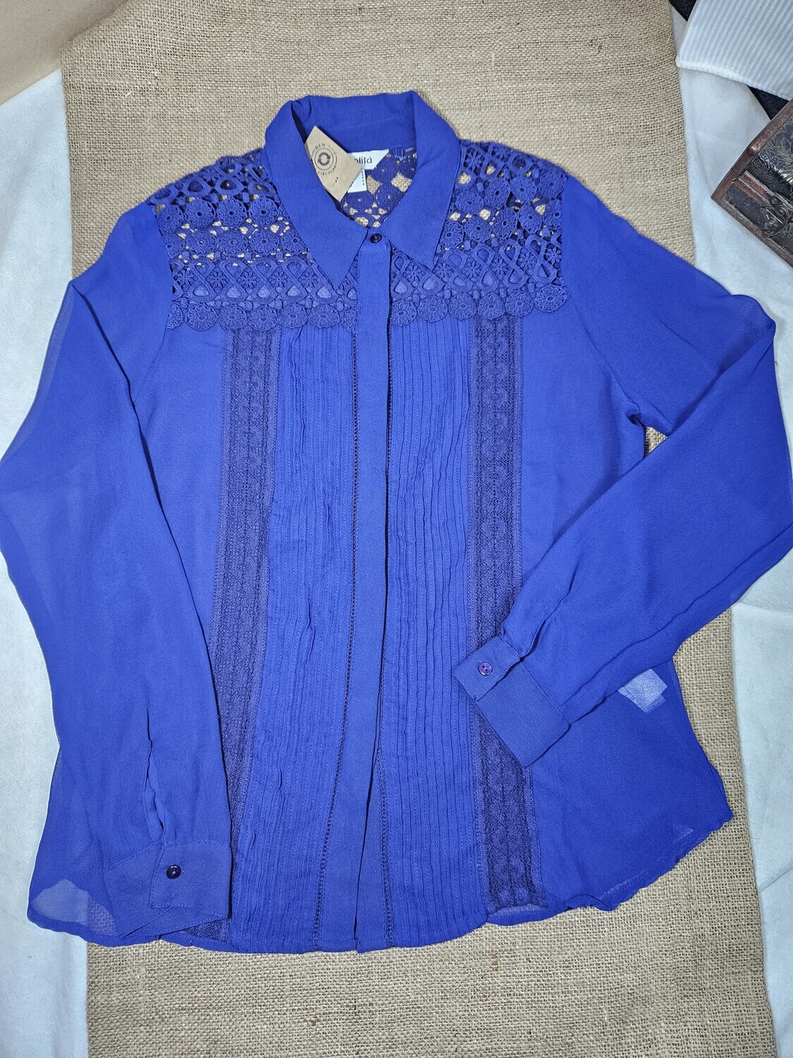 CAMISA DE MANGA LARGA, COLOR AZUL FRANCIA, CON BORDADO Y CALADO, MARCA LOLITA, TALLE S