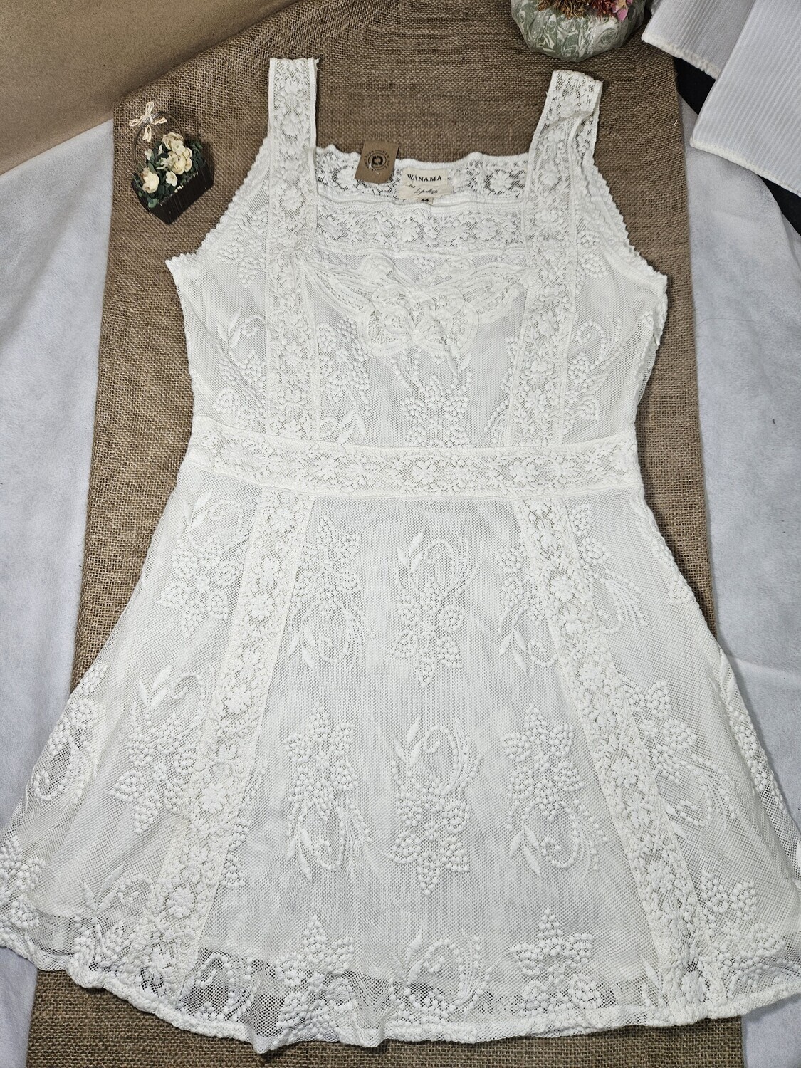 VESTIDO DE ENCAJE, SIN MANGAS, COLOR CRUDO, MARCA WANAMA, TALLE 44