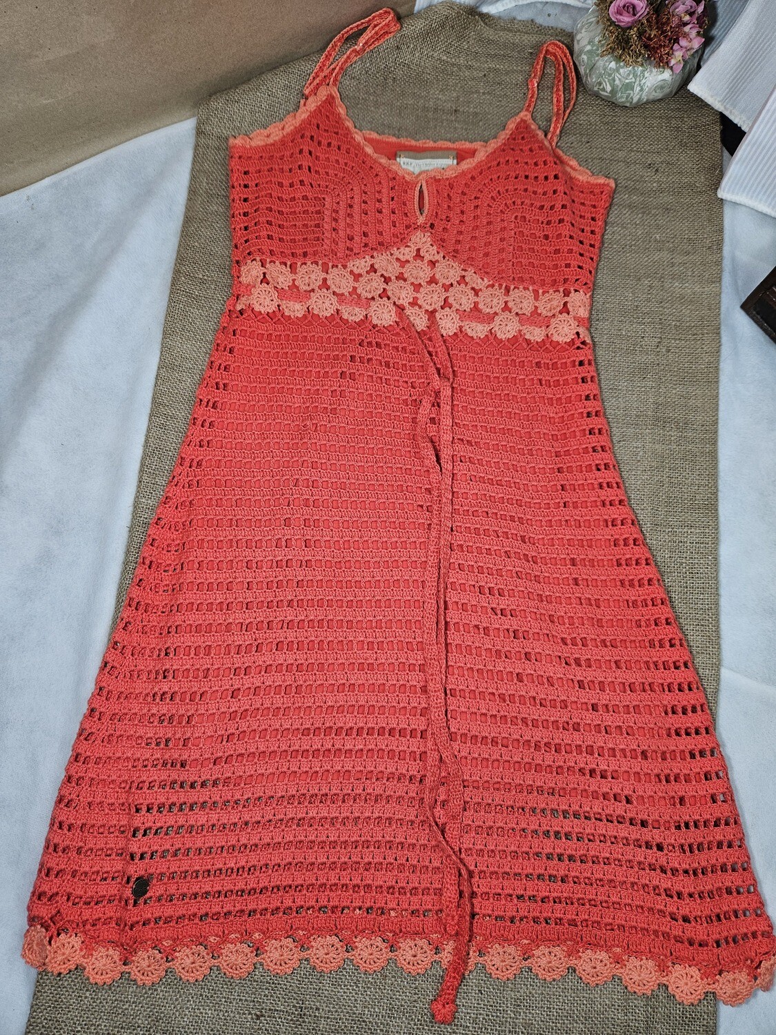 VESTIDO/SOLERA EN CROCHET, LAZO EN EL BUSTO, COLOR SALÓN FUERTE, MARCA ROCKFORD, TALLE L