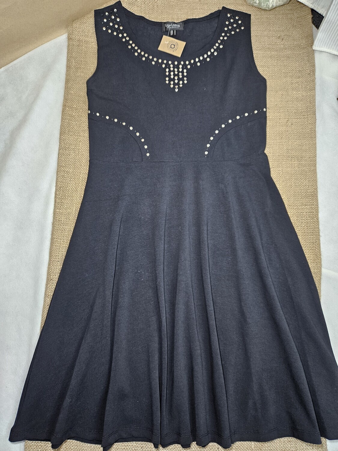 VESTIDO SIN MANGAS, ESCOTE A LA BASE, COLOR NEGRO CON APLIQUES EN LA DELANTERA, MARCA LOLITA, TALLE S