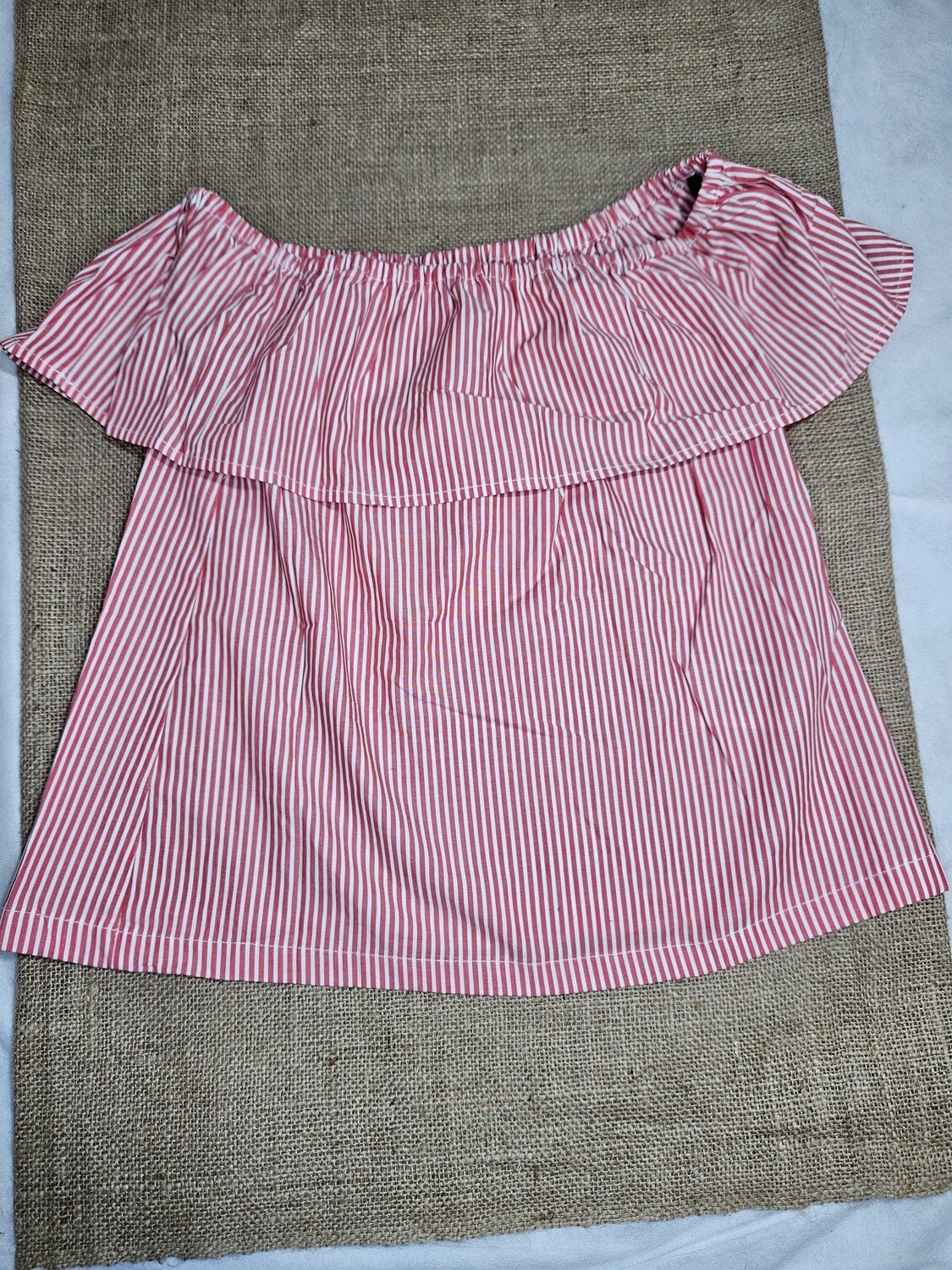 BLUSA CUELLO BOTE, ELASTIZADO, CON VOLADO. RAYADO BLANCO Y ROJO. MARCA HYM. TALLE 36