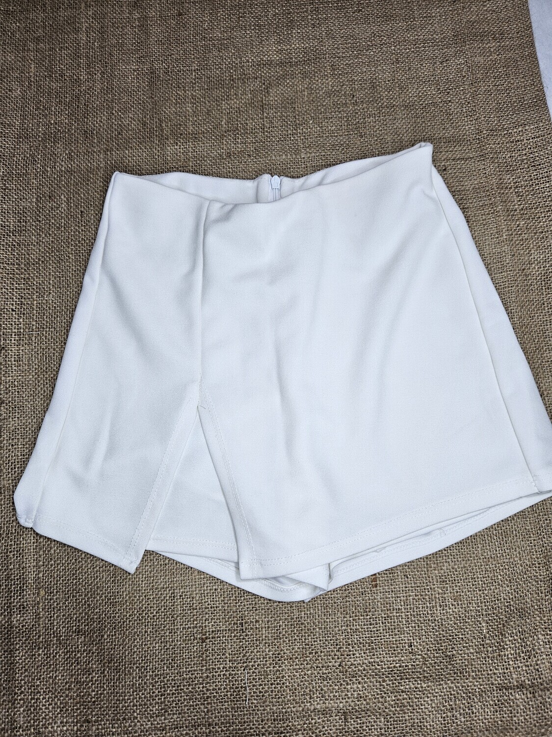 SHORT/POLLERA EN COLOR CRUDO, MARCA DONATELLA, TALLE S