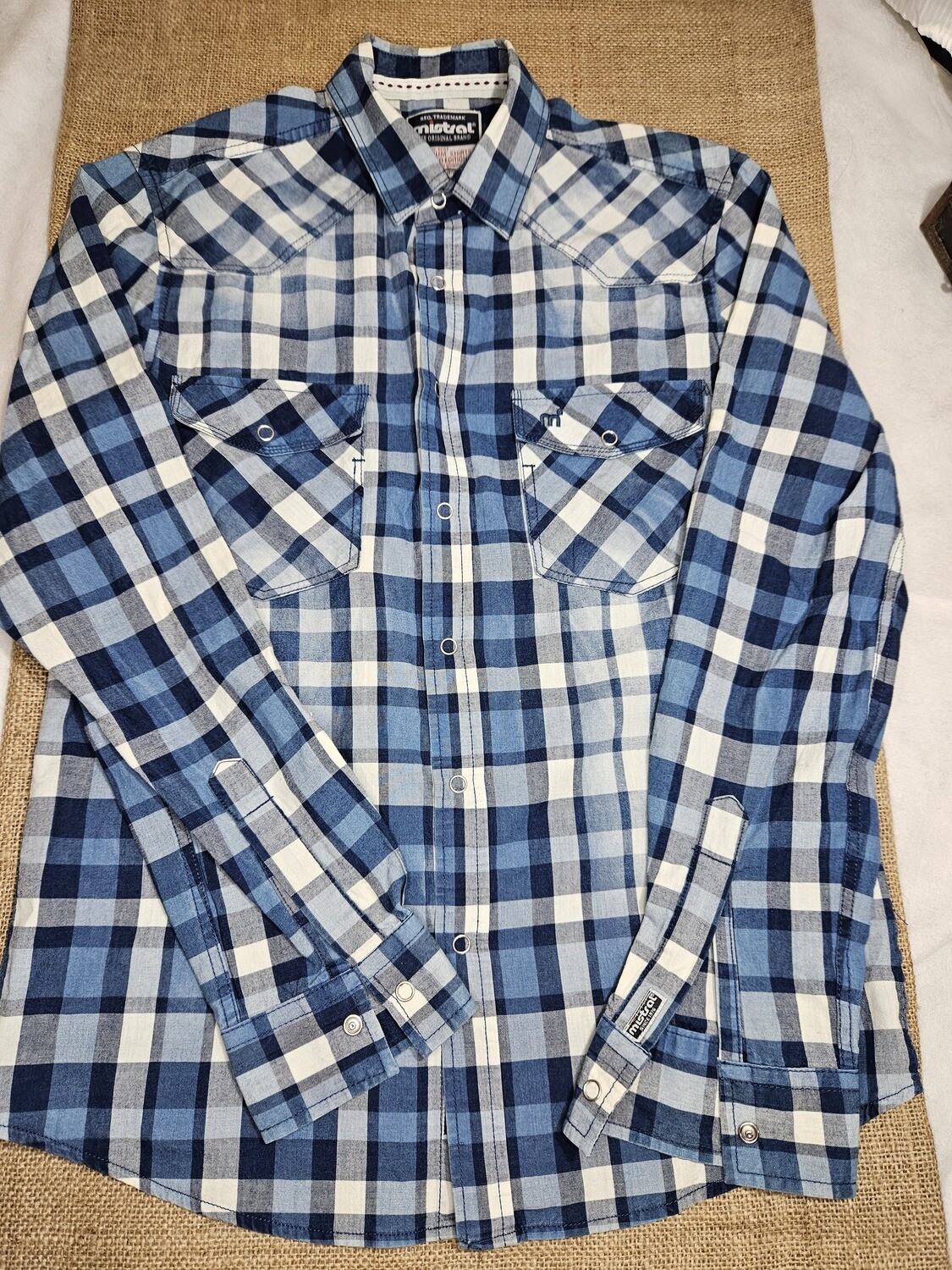 CAMISA A CUADROS GRANDES EN TONOS DE AZUL, CELESTE Y BLANCO, MANGA LARGA, MARCA MISTRAL. TALLE S