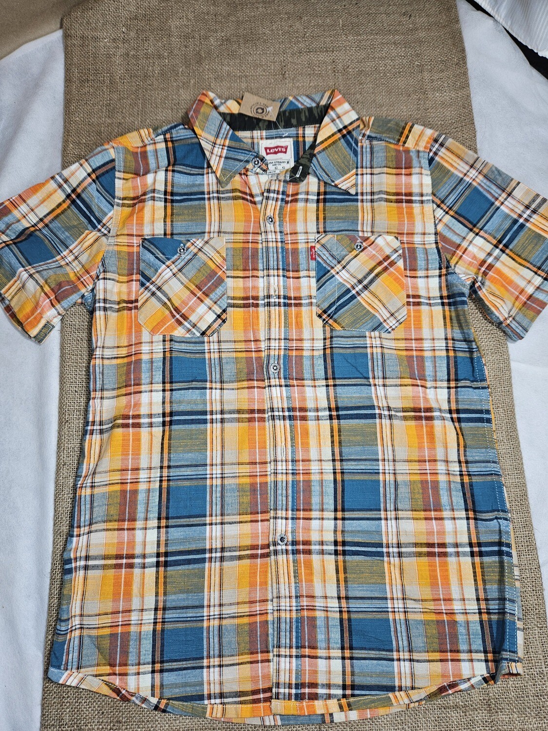 CAMISA A CUADROS DE MANGA CORTA, EN TONOS DE ANARANJADO, AZUL Y BLANCO, MARCA LEVI`S TALLE G