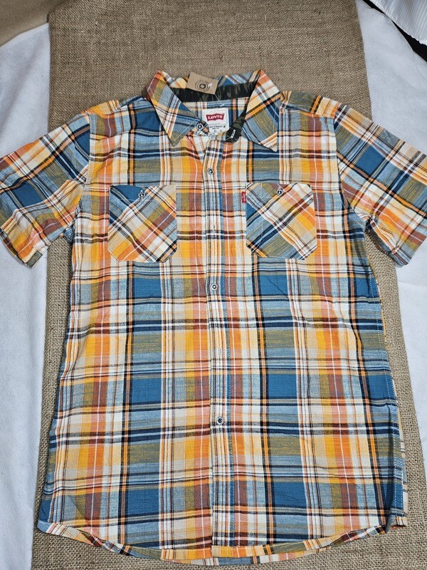 CAMISA A CUADROS DE MANGA CORTA, EN TONOS DE ANARANJADO, AZUL Y BLANCO, MARCA LEVI`S TALLE G