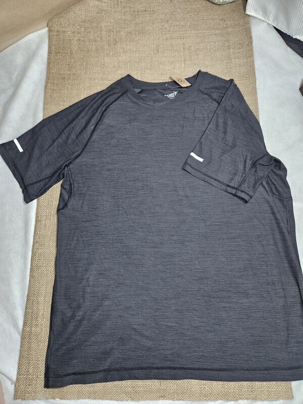 REMERA DE MANGA CORTA, COLOR NEGRO, MARCA OLD NAVY ACTIVE, TALLE M