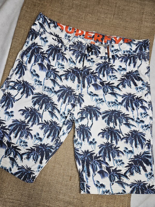BERMUDA ESTAMPADA, BLANCA CON PALMERAS EN AZUL, MARCA SUPERFYF, TALLE M