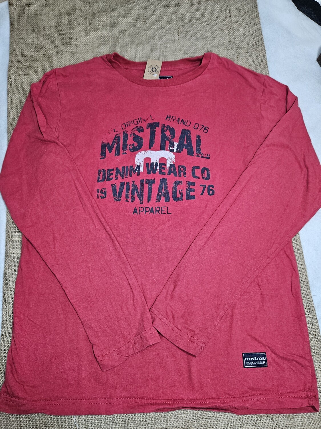 REMERA DE MANGA LARGA, COLOR ROJO CON ESTAMPA AL FRENTE, MARCA MISTRAL, TALLE S