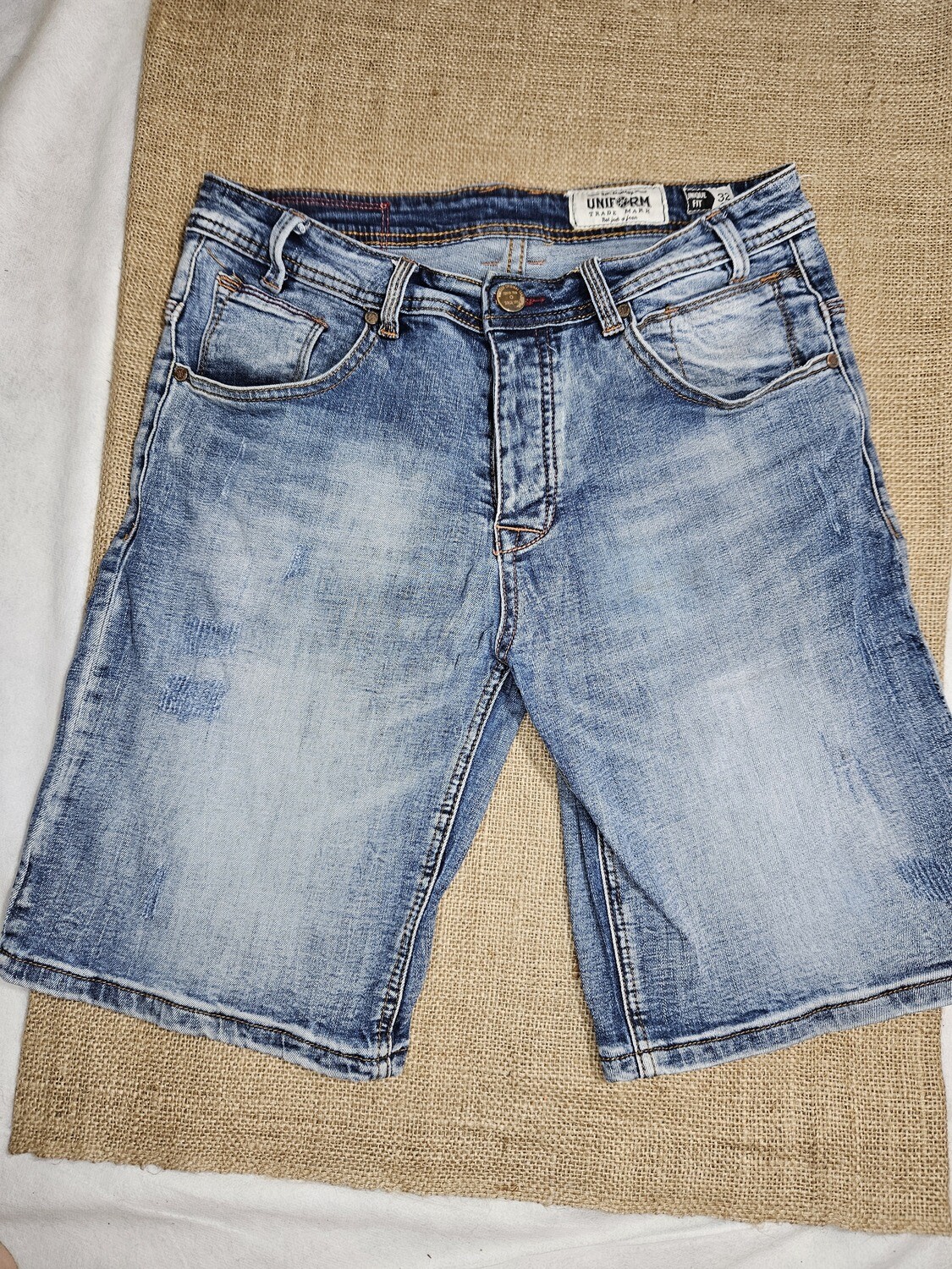 BERMUDA DE JEAN GASTADO, MARCA UNIFORM, TALLE 32