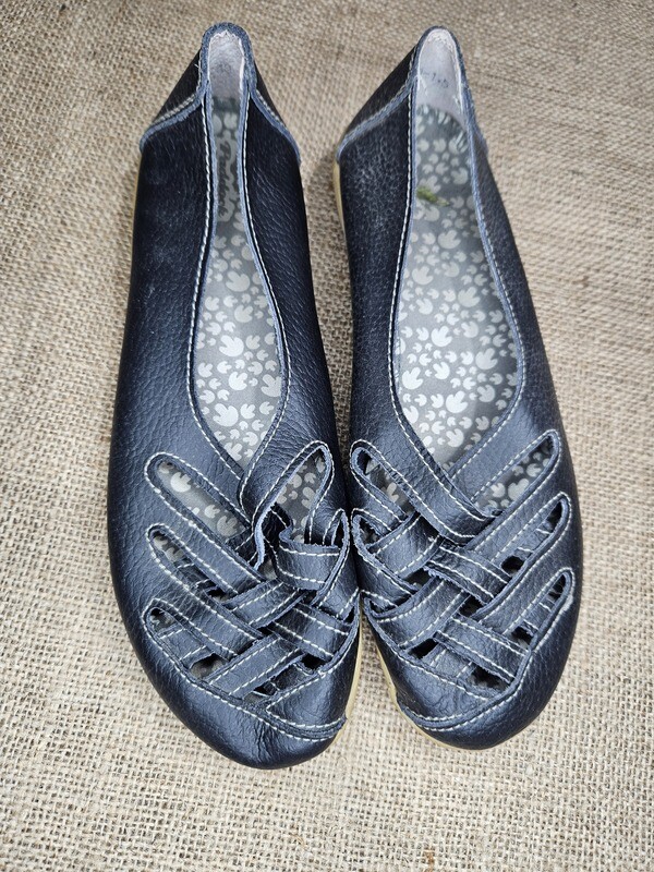 ZAPATO PARA DAMA EN CUERO, CALADO. SUELA SUPER FLEXIBLE. TALLE 40. COLOR NEGRO