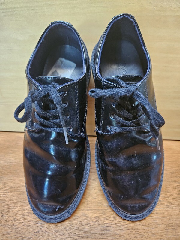 MOCASIN DE NIÑO, EN CHAROL, CON CORDONES. COLOR NEGRO. MARCA ZARA. TALLE 30