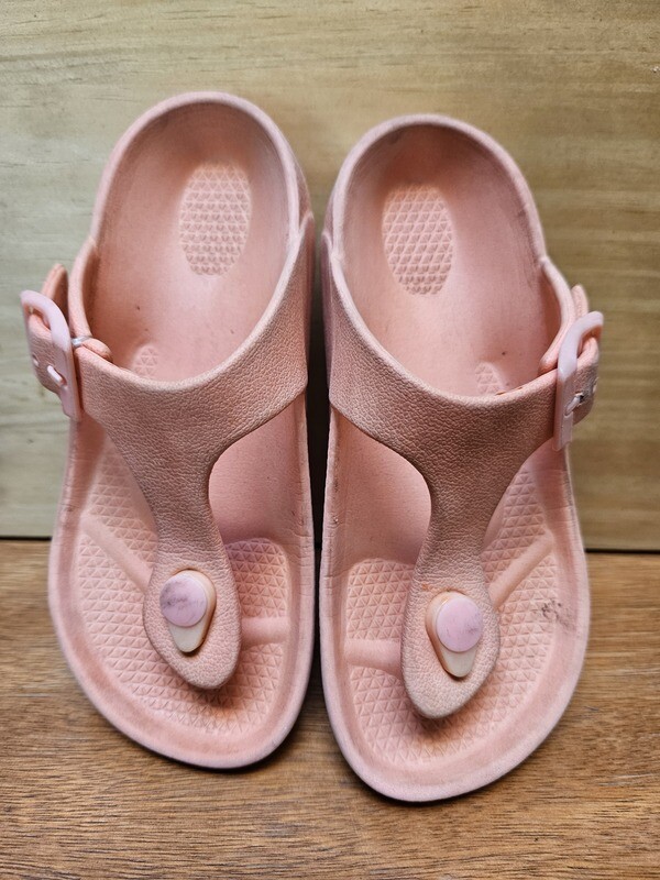 SANDALIA PARA NIÑA, EN GOMA EVA. COLOR SALMÓN. TALLE 31