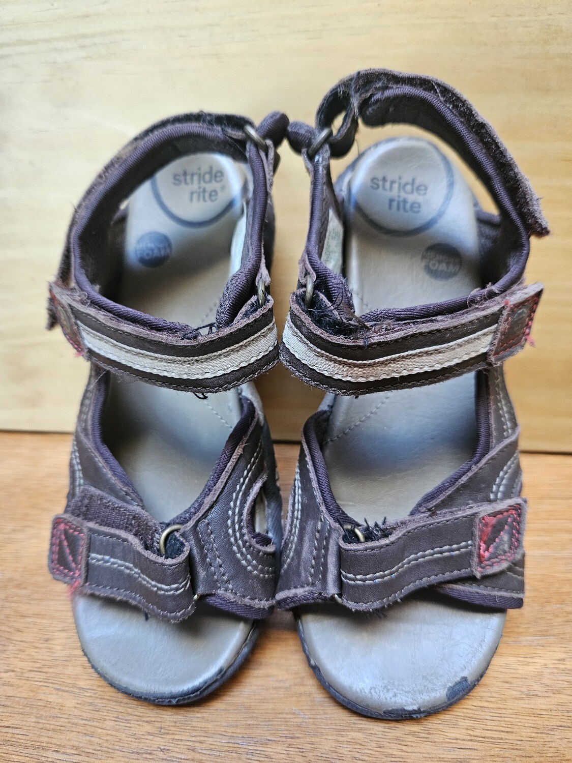 SANDALIA PARA NIÑO, CON VELCROS. CON PLANTILLA MEMORY FOAM. MARCA STRIDE RITE. TALLE 30. CON PEQUEÑOS DETALLES RASPADOS ADELANTE