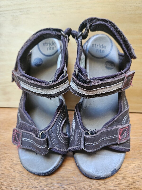SANDALIA PARA NIÑO, CON VELCROS. CON PLANTILLA MEMORY FOAM. MARCA STRIDE RITE. TALLE 30. CON PEQUEÑOS DETALLES RASPADOS ADELANTE