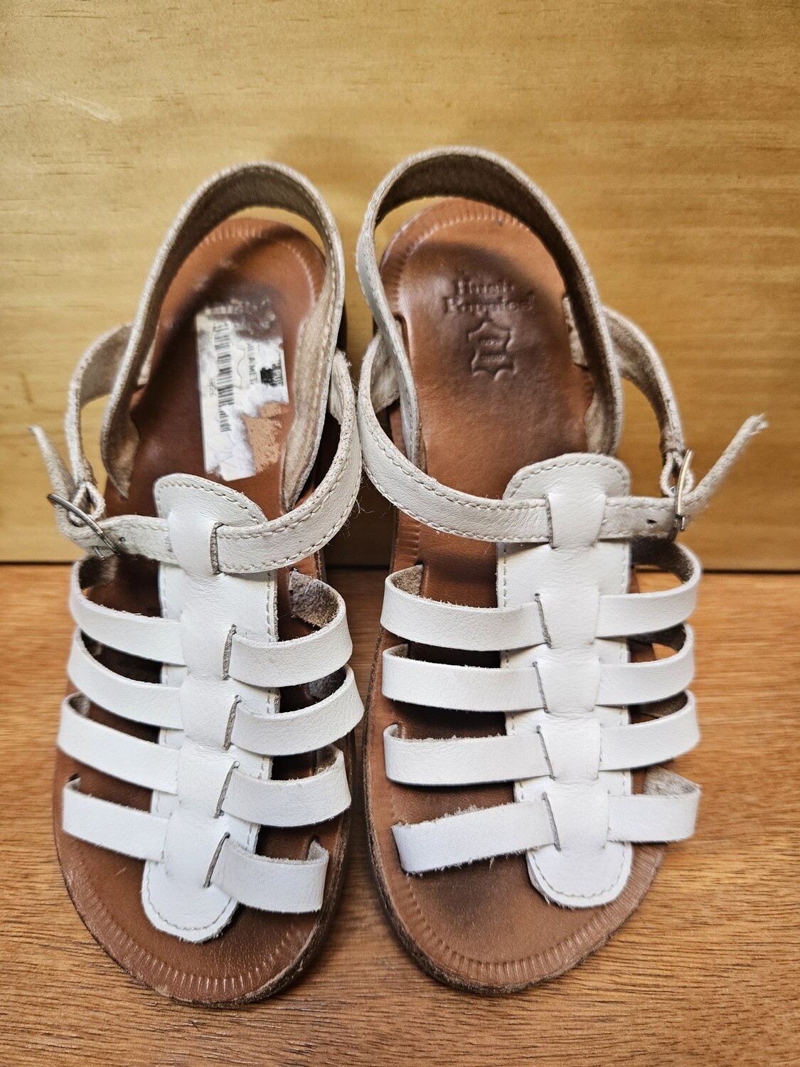 SANDALIA PARA NIÑA, EN CUERO BLANCO, MARCA HUSH PUPPIES, TALLE 29. IMPECABLES