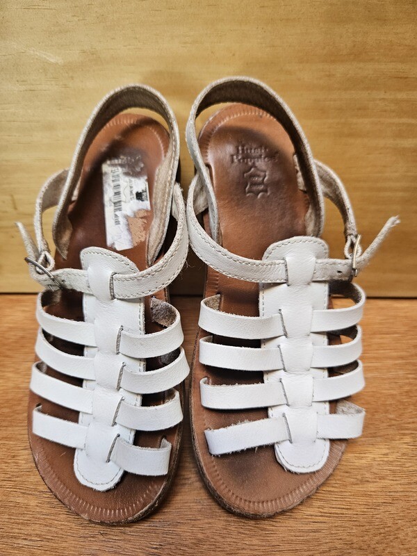 SANDALIA PARA NIÑA, EN CUERO BLANCO, MARCA HUSH PUPPIES, TALLE 29. IMPECABLES