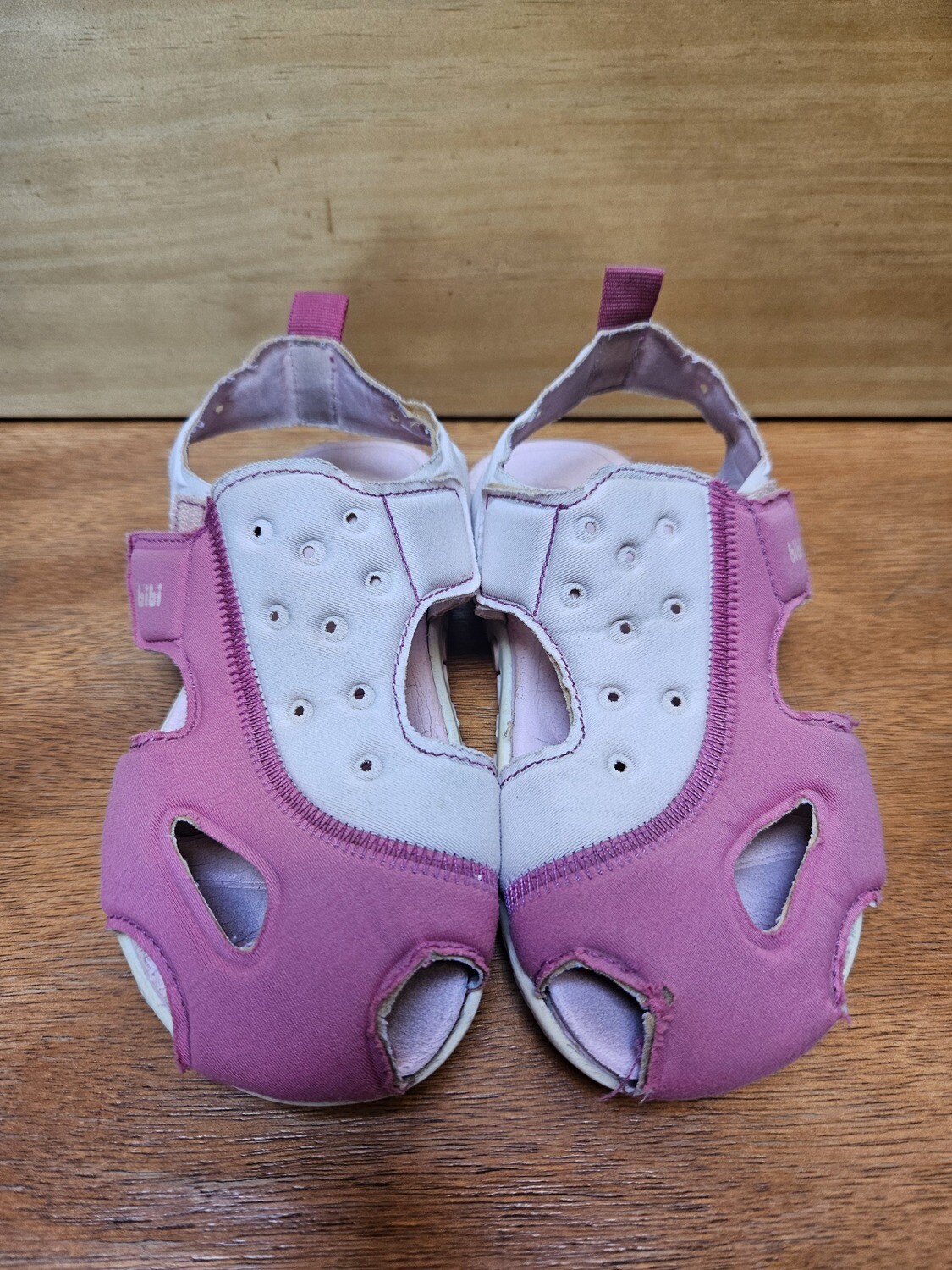 SANDALIAS EN NEOPRENO PARA NIÑA, MARCA BIBI, COLOR ROSA, CON VELCRO. CON USO. TALLE 31