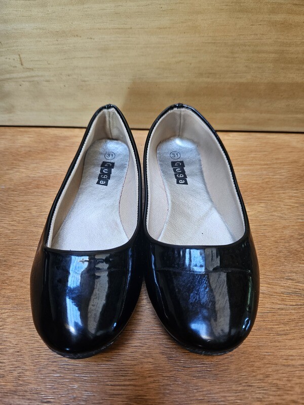 CHATITA PARA NIÑA, EN CHAROL COLOR NEGRO. MARCA GUGA, TALLE 31 - IMPECABLES
