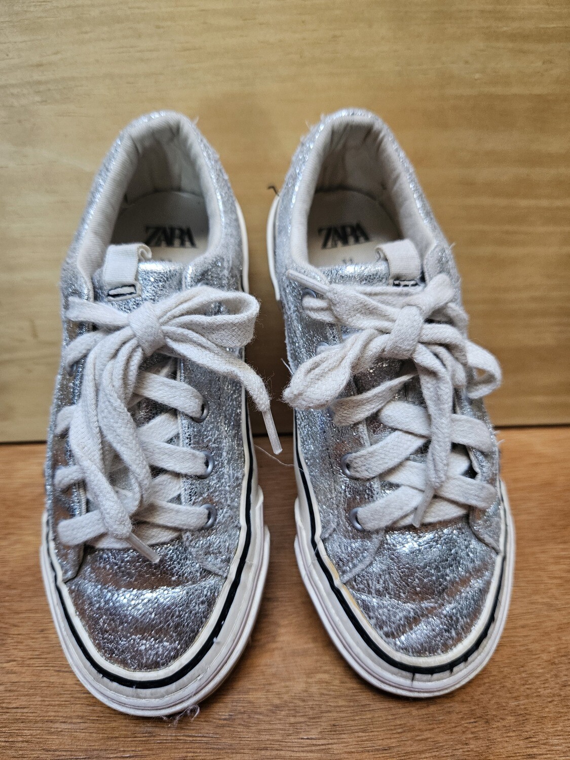 CHAMPION DE NIÑA MARCA ZARA, PLATEADO CON CORDONES Y PLATAFORMA. TALLE 31 GRANDE