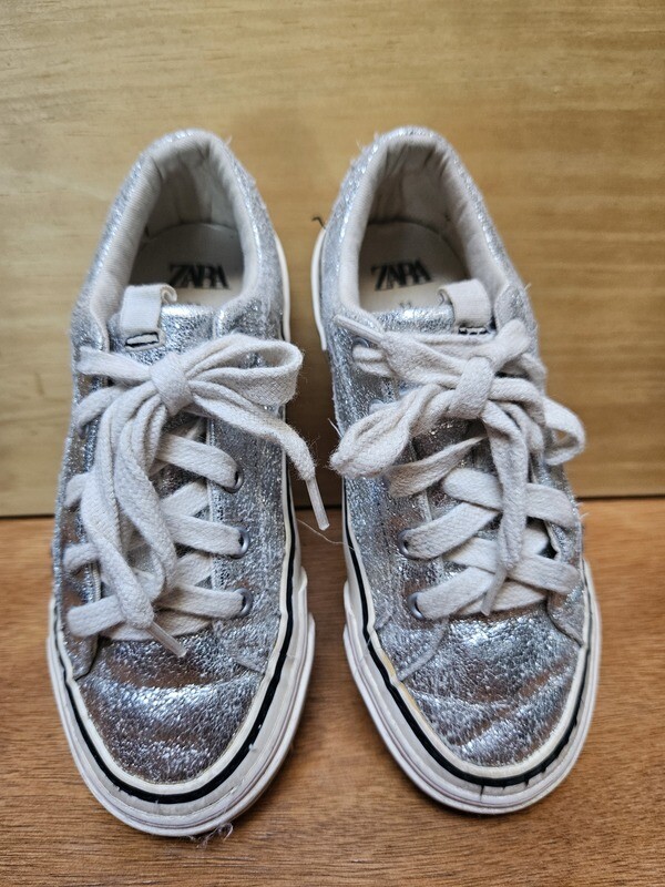 CHAMPION DE NIÑA MARCA ZARA, PLATEADO CON CORDONES Y PLATAFORMA. TALLE 31 GRANDE
