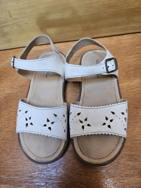 SANDALIA PARA NIÑA, DE CUERO, COLOR BLANCA, MARCA TOMAS TRENT. TALLE 31