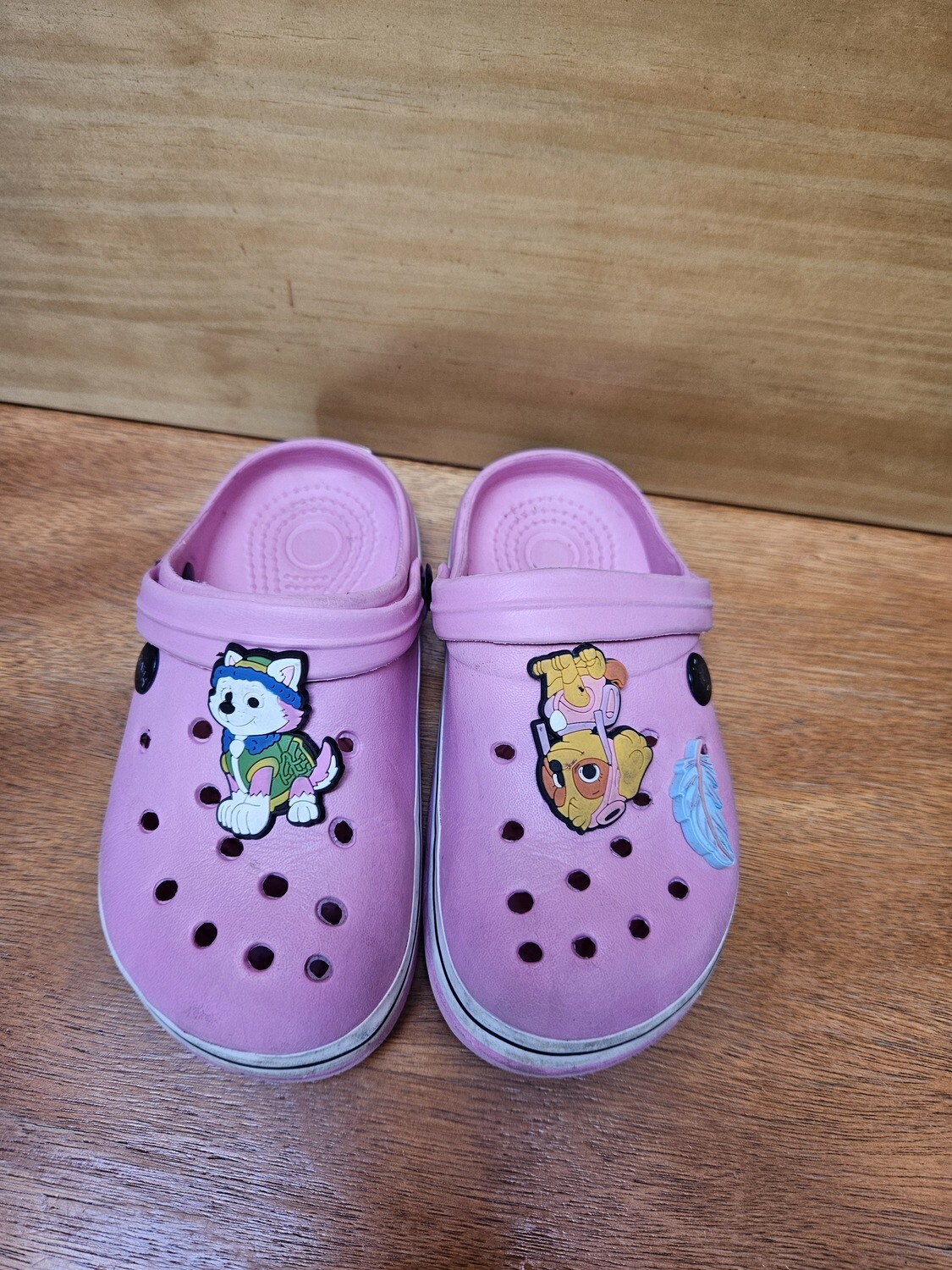SANDALIA ESTILO CROCS, MARCA H&amp;Y. TALLE 32. IMPECABLES.CON PINS DE REGALO