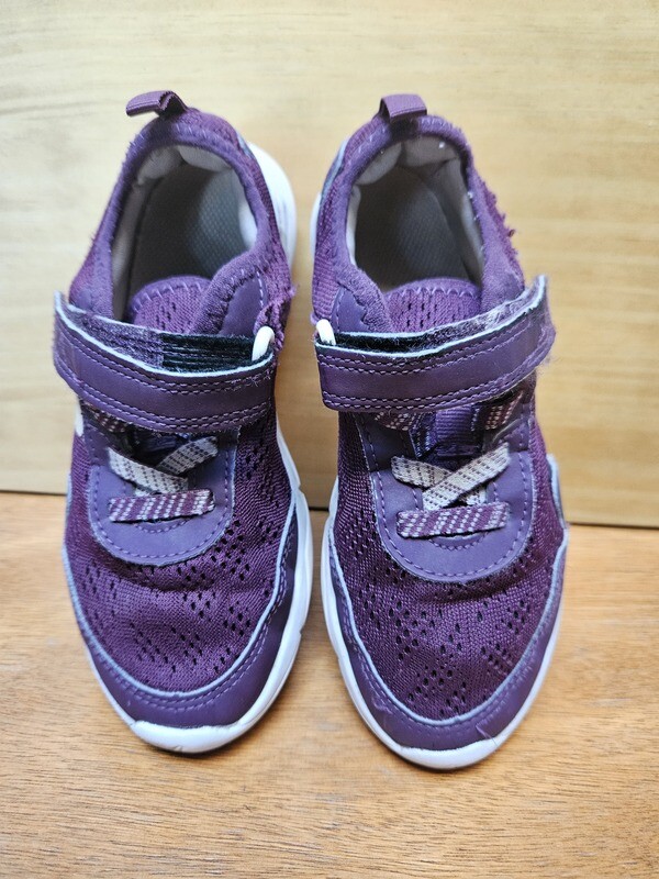 CHAMPION DE NIÑA, CON CORDONES Y VELCRO. MARCA NEWFEEL. COLOR BORDEAUX. CON USO. TALLE 32