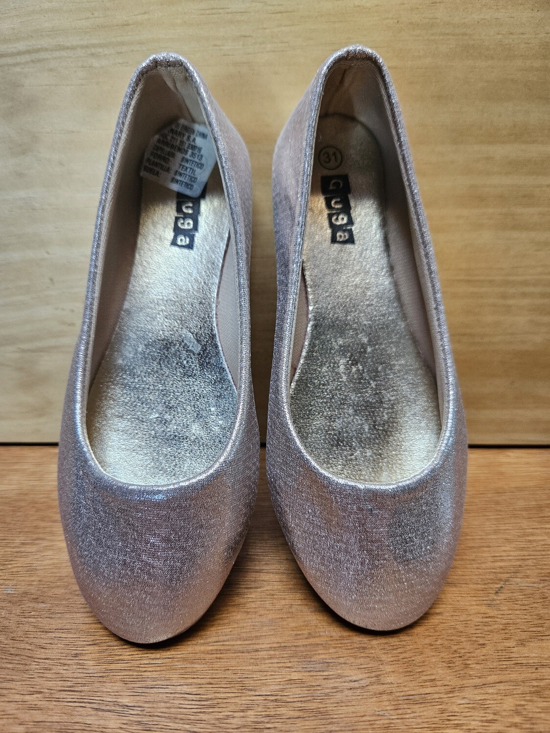CHATITA PARA NIÑA, DORADA. MARCA GUGA, TALLE 31. IMPECABLES - IGUAL A NUEVO