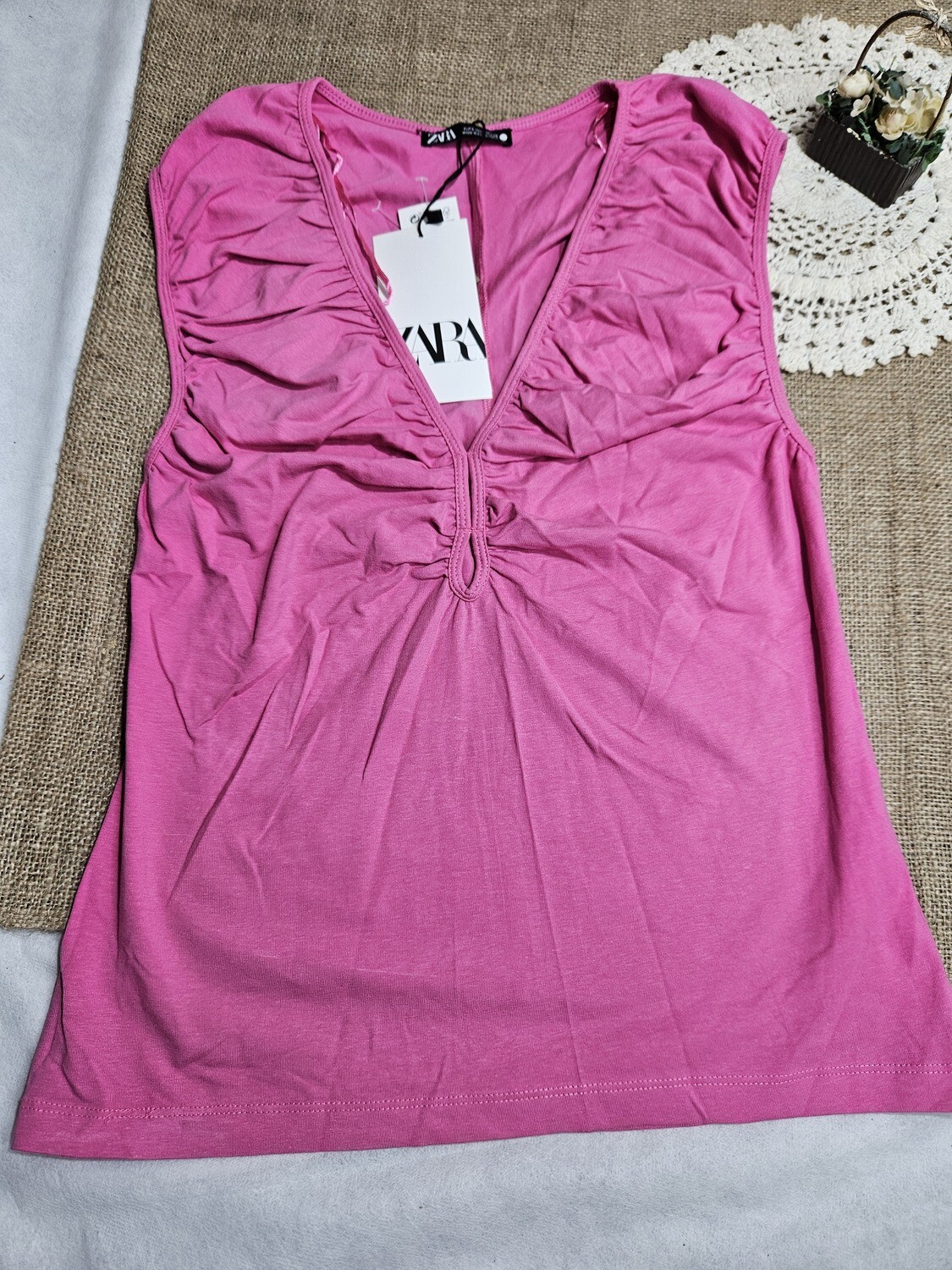 BLUSA SIN MANGAS PARA DAMA, CON ESCOTE FRUNCIDO, MARCA ZARA. TALLE L. NUEVA CON ETIQUETA