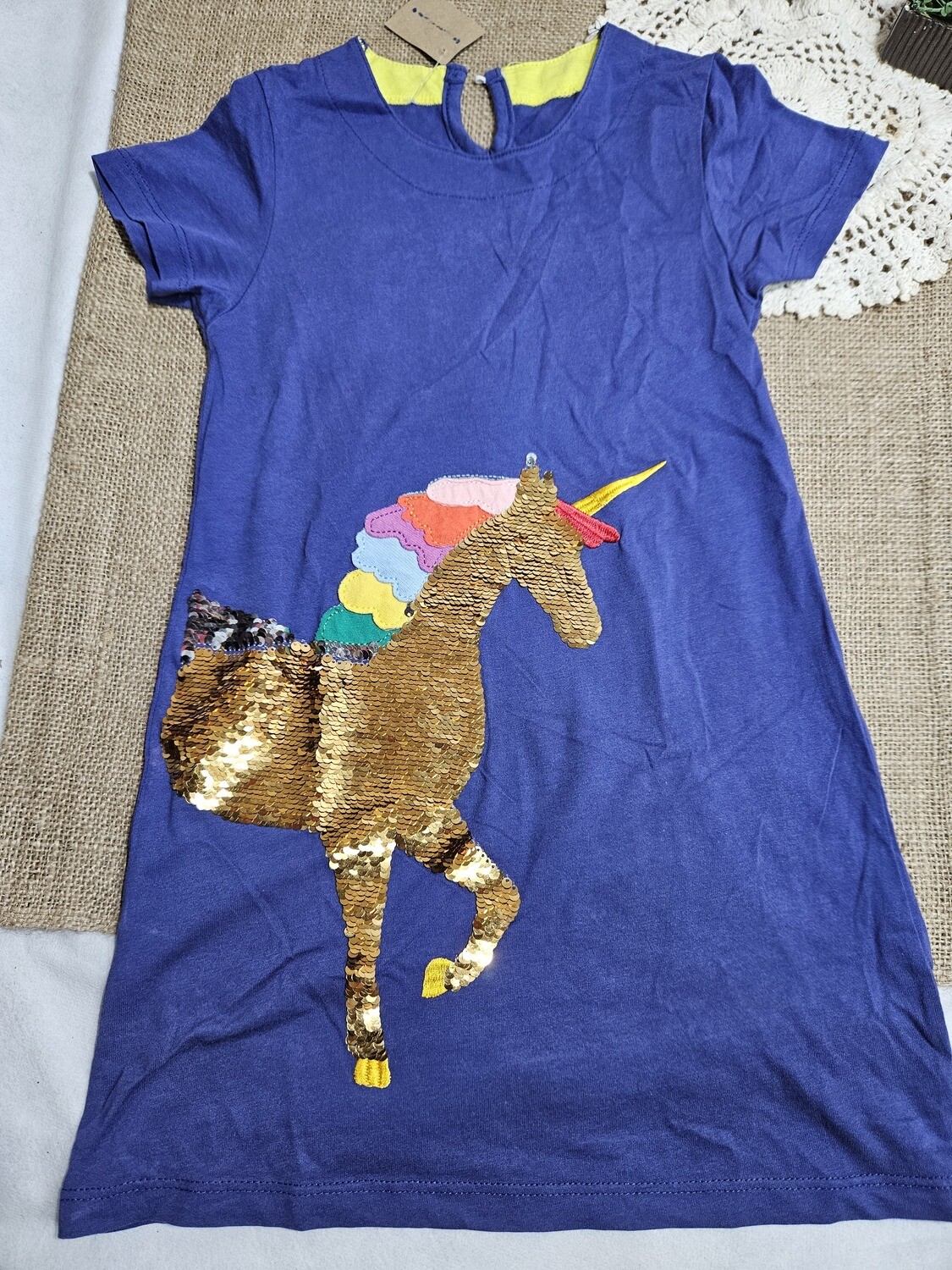 VESTIDO EN ALGODÓN, MANGA CORTA, PARA NIÑA. DISEÑO DE UNICORNIO EN LENTEJUELAS. NUEVO - SIN USO. TALLE 5-6
