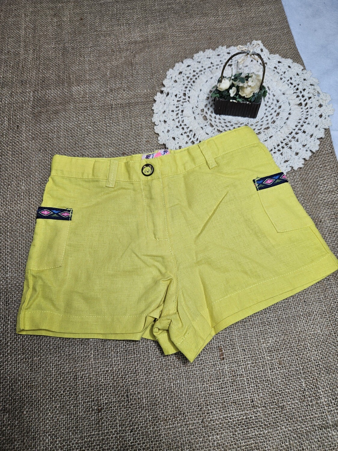SHORT PARA NIÑA EN SIMIL LINO. TALLE 5 - NUEVO SIN USO
