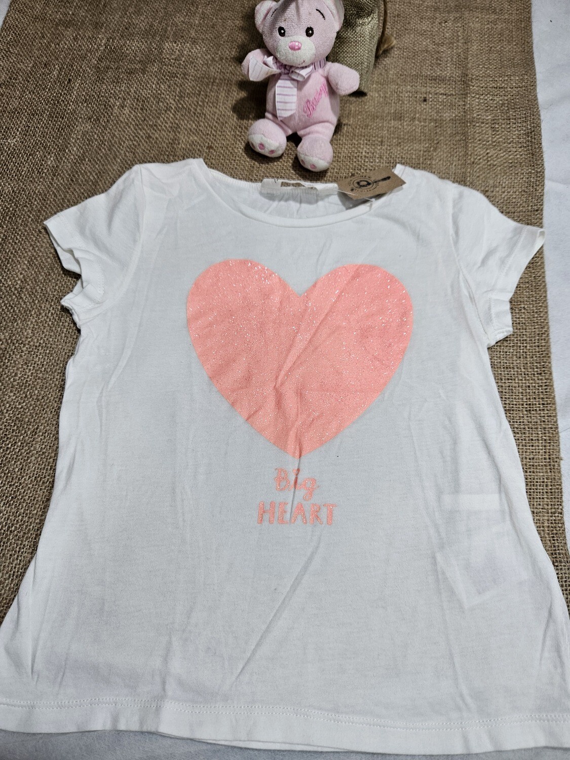 REMERA DE ALGODÓN PARA NIÑA, EN MANGA CORTA, CON CORAZÓN CON BRILLO. MARCA HYM. TALLE 4-6
